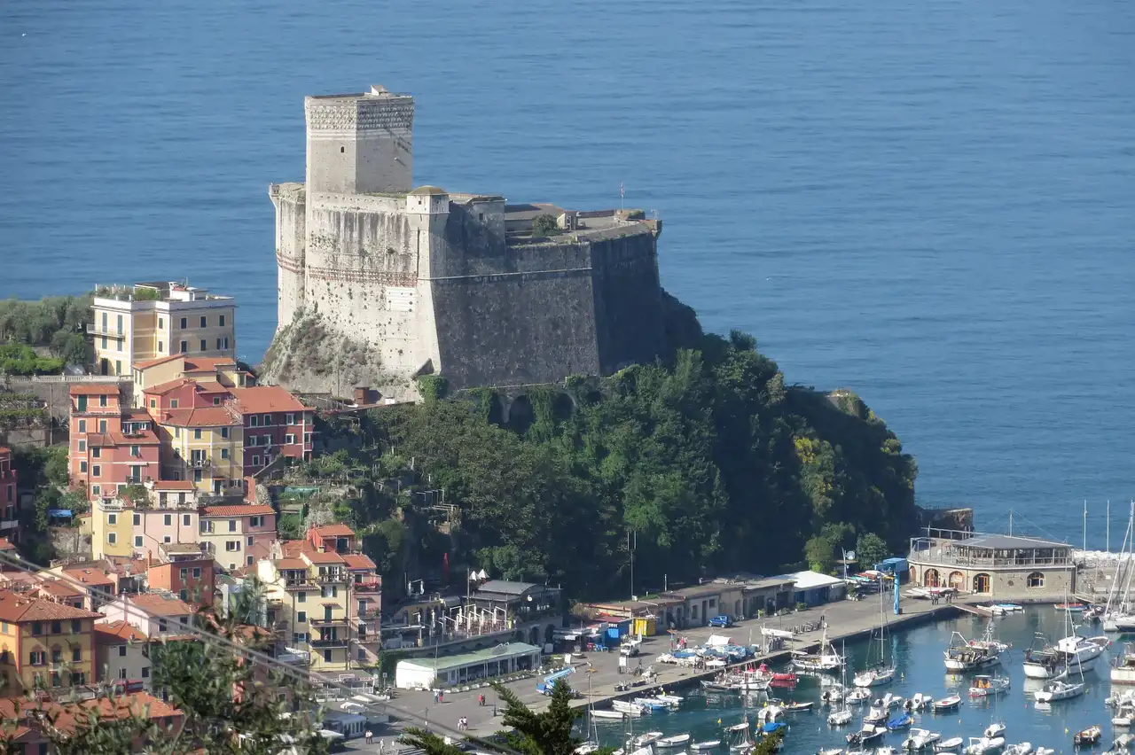 Il castello di Lerici affacciato sul Golfo della Spezia